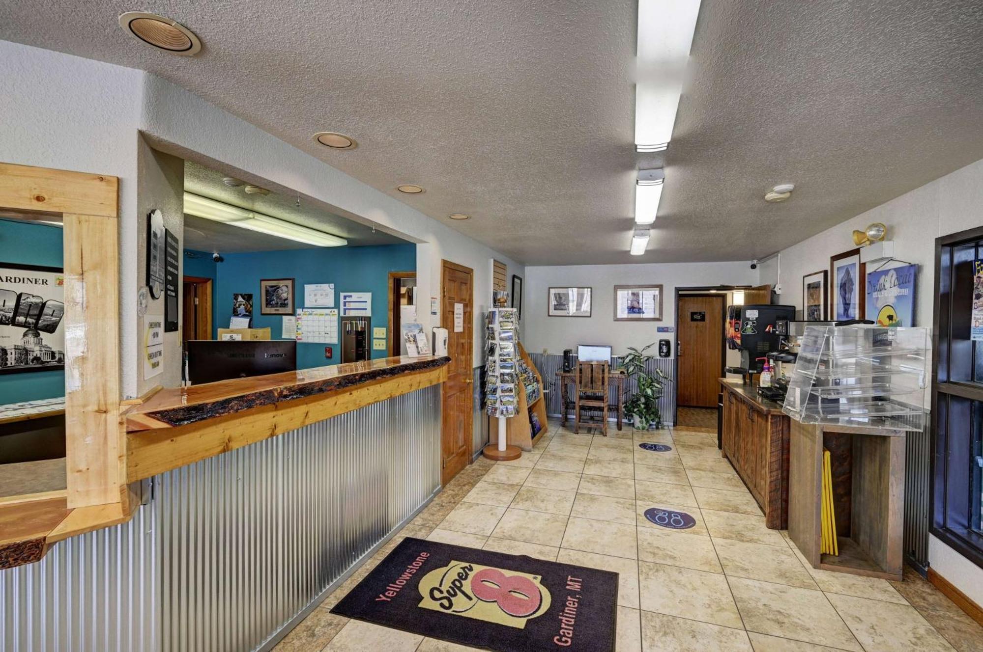 Super 8 By Wyndham Gardiner/Yellowstone Park Area Eksteriør billede
