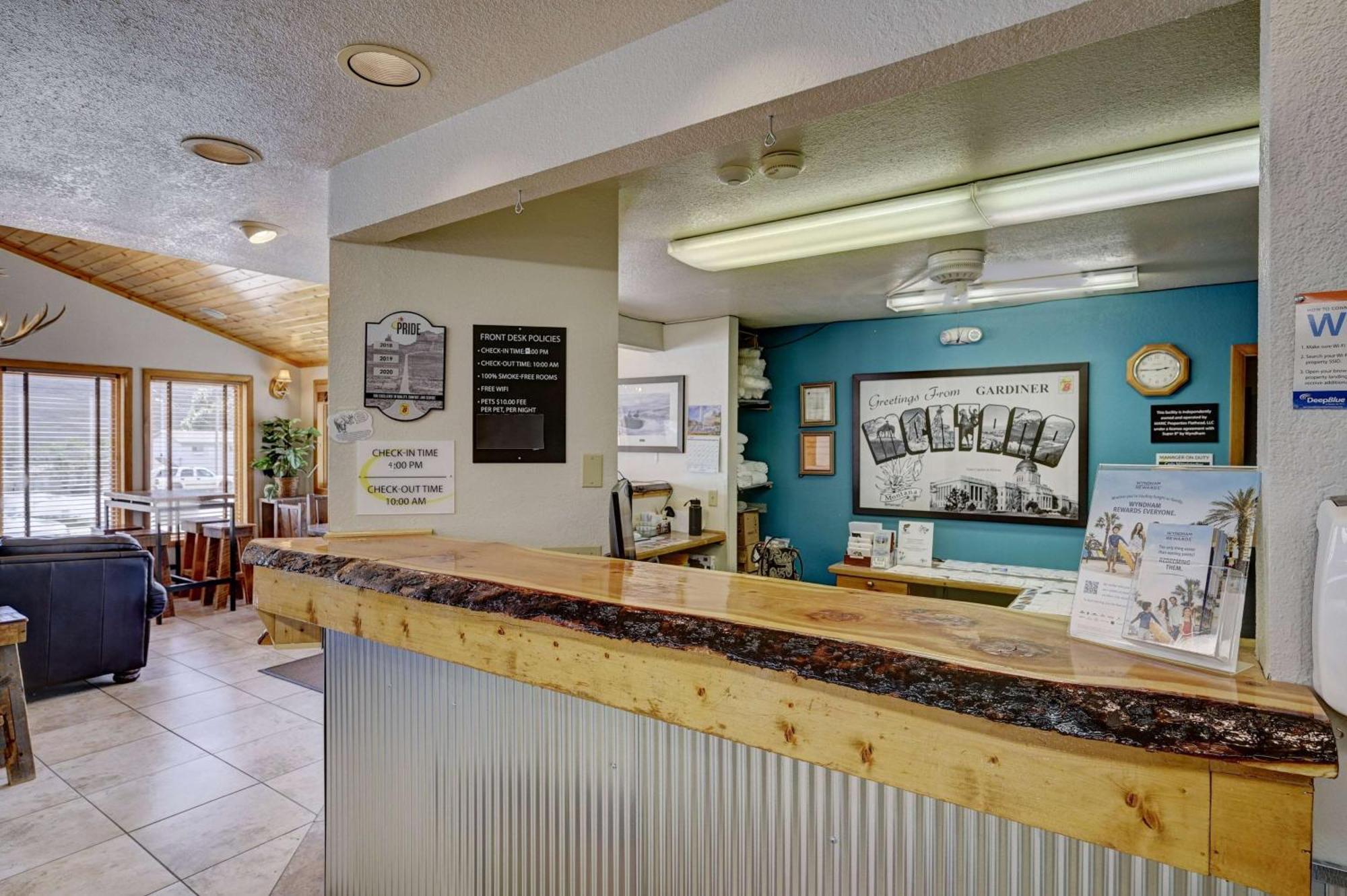 Super 8 By Wyndham Gardiner/Yellowstone Park Area Eksteriør billede